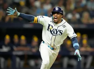 Chandler Simpson, de los Rays de Tampa Bay, celebra el triunfo de su equipo sobre los Cerveceros de Milwaukee.