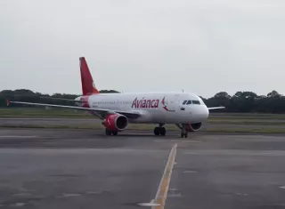 Pánico en el aire: vuelo aterriza de emergencia en Panamá; chocó con un ave
