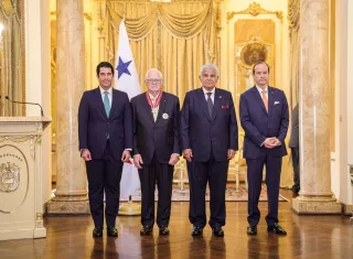 Presidente Mulino reconoce al almirante William Flanagan por aportes al Canal