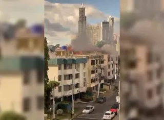 En las imágenes se aprecia una lengua de llamas saliendo de la parte superior del edificio.  / Captura de video