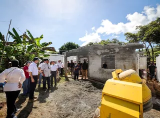 La gira comenzó en Llano Grande, Veraguas, donde el Ministerio de Vivienda y Ordenamiento Territorial (Miviot) inició la construcción de 20 de las 154 viviendas previstas para este sector.