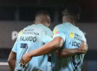 Los panameños José Fajardo (izq.) y Azarías Londoño durante el juego. 