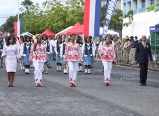 El 1 de noviembre desfilarán los estudiantes de primaria, el 3 de noviembre saldrán a rendirle honor a la patria los centros educativos de premedia y el 5 de noviembre desfilarán los estudiantes de media.