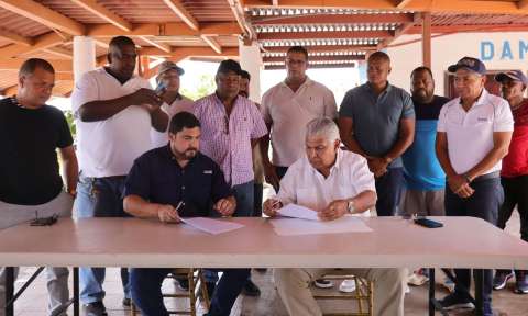 El candidato presidencial, José Raúl Mulino, firma acuerdo con las agrupaciones pesqueras.