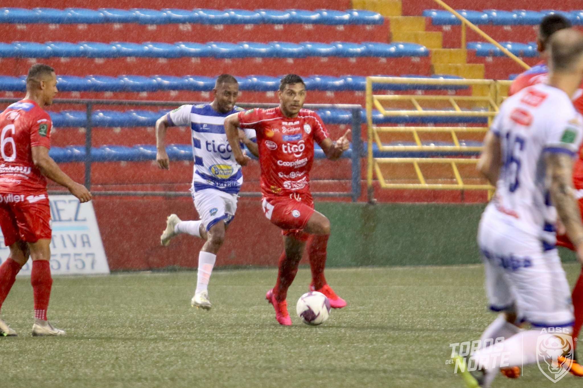 Jorman Aguilar conduce el balón durante el partido de ayer. 