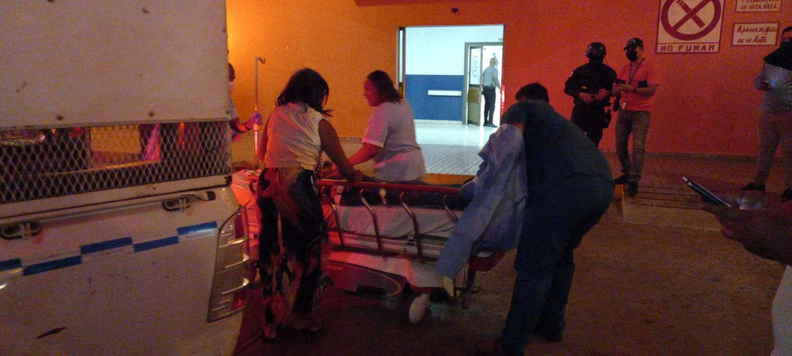 Llegada del herido al cuarto de Urgencias del Santo Tomás  Foto/Video: Alexander Santamaría