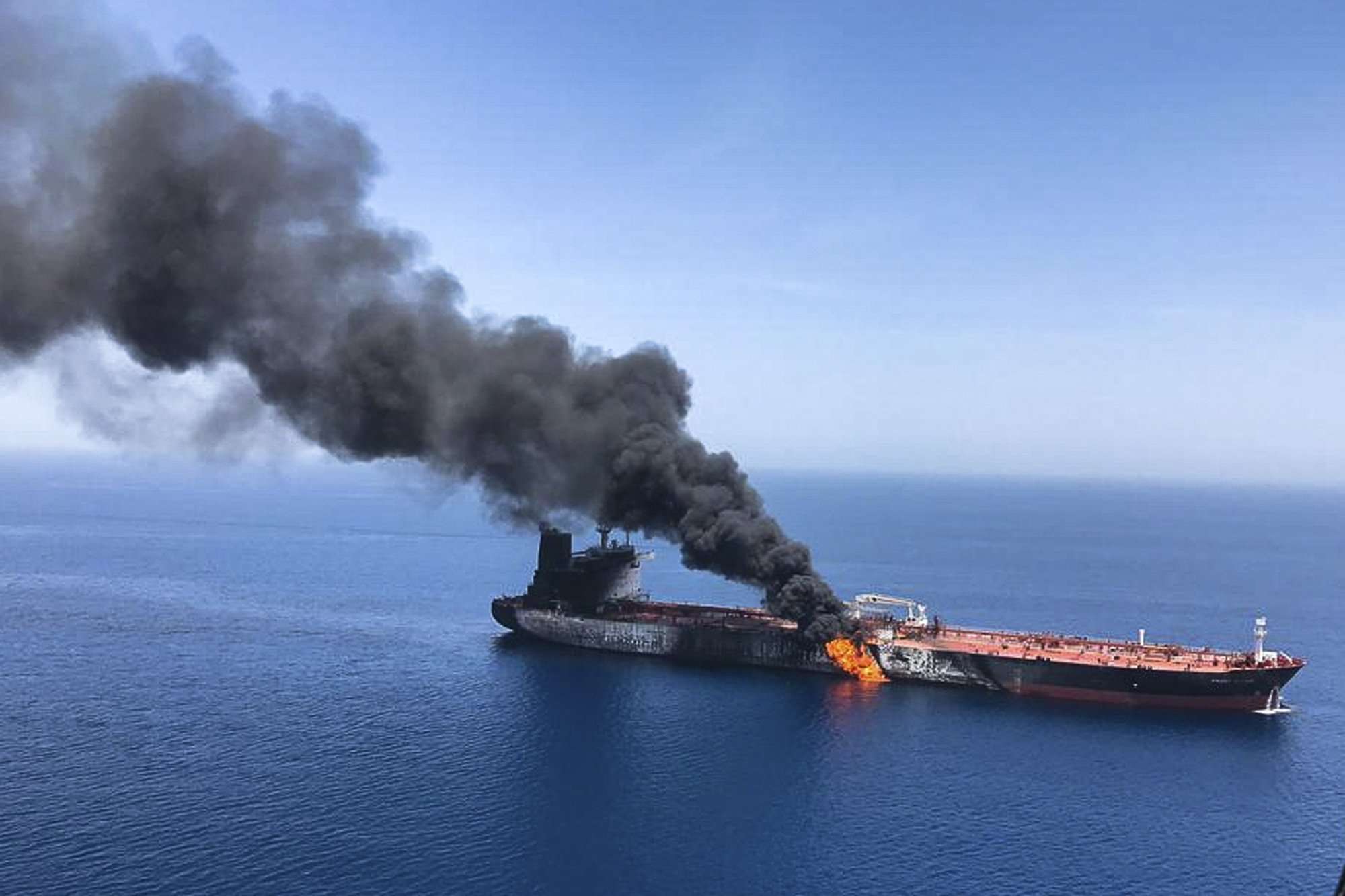 Un asalto que dejó a uno de los petroleros en llamas y a la deriva mientras que los marineros fueron evacuados de ambos buques. AP