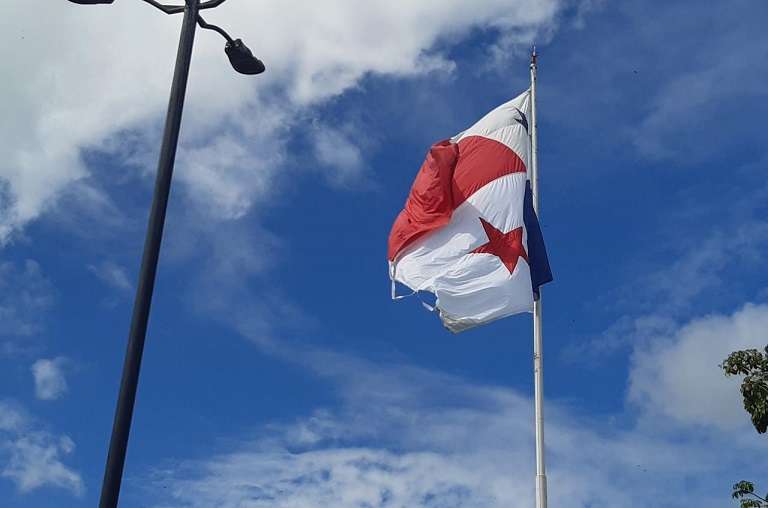 La acción de la fuerza del viento ha deteriorado la bandera. Foto: Edwards Santos