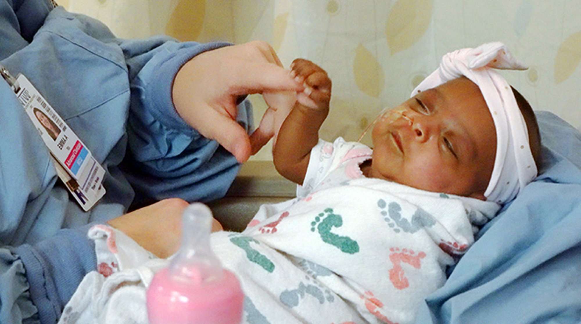 En esta fotografía de abril de 2019 facilitada por el Hospital Sharp Mary Birch para Mujeres y Recién Nacidos en San Diego, California, ve a una bebé que nació en diciembre de 245 gramos (unas 8,6 onzas). (Sharp HealthCare vía AP)