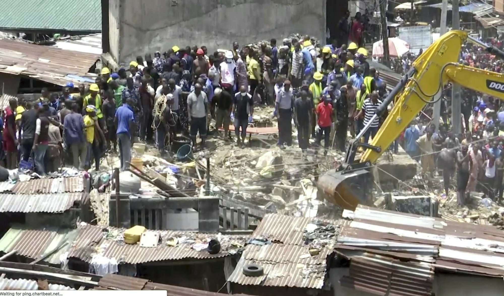 Equipos de emergencia y los equipos de emergencia trabajan en el lugar del colapso de un edificio en Lagos, Nigeria, el miércoles 13 de marzo de 2019. No hubo información oficial inmediata sobre el número de víctimas. (Foto AP)