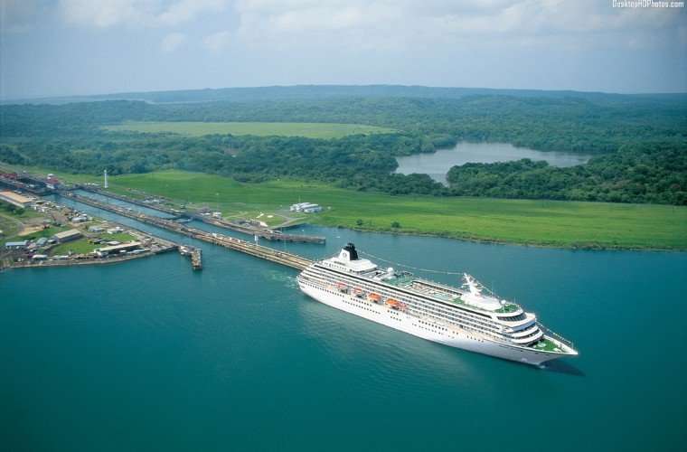 Vista aérea de una parte de Canal de Panamá.