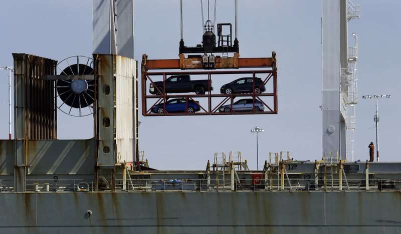Una grúa que transporta vehículos opera en un portacontenedores en el Puerto de Oakland, en Oakland, California.  AP