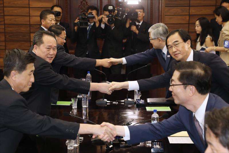 El ministro de Unificación surcoreano, Cho Myoung-gyon (2-d), saluda al presidente del Comité de Reunificación Pacífica, Ri Son-gwon (2-i), tras su reunión hoy en la aldea Panmunjom, en la militarizada frontera entre las dos Coreas. EFE