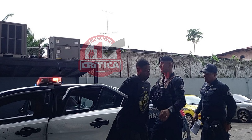 David Gómez Luna, quien fue aprehendido por la Policía Nacional, luego de que fuera sometido por varios estudiantes. Foto: Landro Ortiz