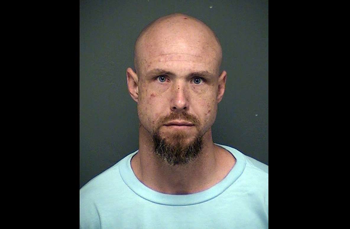 La policía de Tucson dice que David James Bohart fue liberado del complejo penitenciario del estado de Tucson el lunes 19 de noviembre de 2018, y está acusado de matar a una mujer el mismo día. AP