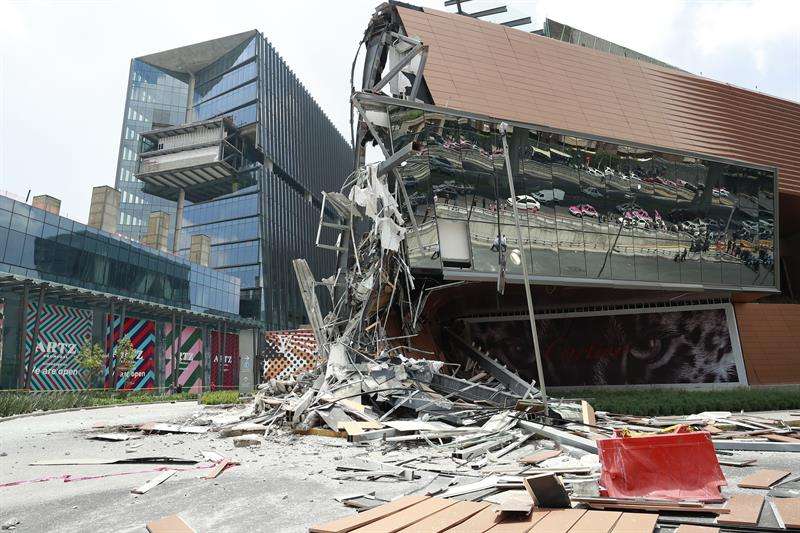 Vista del derrumbe parcial que sufrió un centro comercial hoy, jueves 12 de julio de 2018, en el Pedregal, sur de Ciudad de México (México). EFE