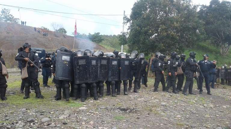 La Policía Nacional llegó junto a otras autoridades para desalojar a los indígenas de tierras invadidas.