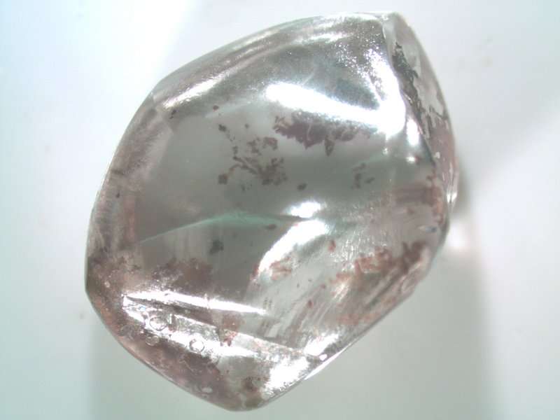  Imagen muestra un diamante de casi tres quilates encontrado por una mujer en el Parque Estatal Crater of Diamonds. AP