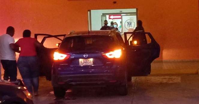 Tras el tiroteo las mujeres fueron trasladadas al cuarto de urgencias del Hospital Santo Tomás, en un vehículo particular.