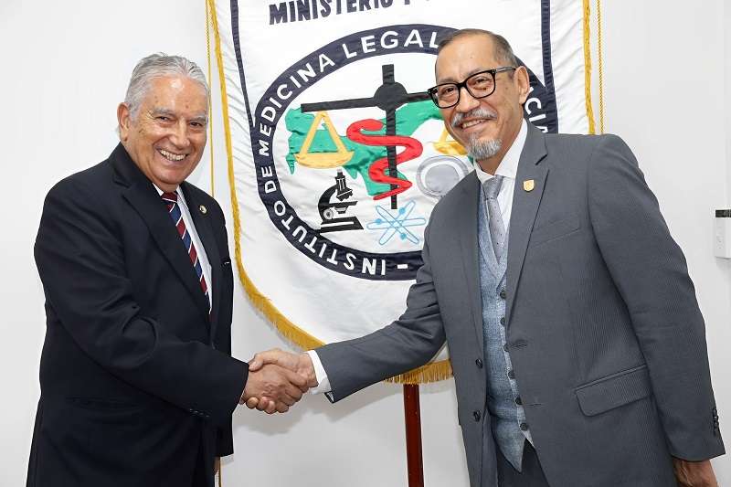 Dr. José Vicente Pachar Lucio (der) y el director general del Imelcf y Dr. Juan Bosco Bernal, rector de Udelas (izq).