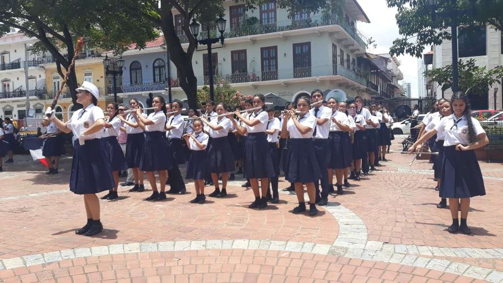 El Instituto América realiza un protesta musical en los predios de la Presidencia de la República.