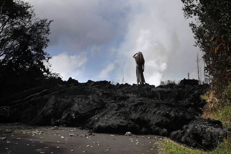 Hannique Ruder, un residente de 65 años que vive en la subdivisión de Leilani Estates, se encuentra en el montículo de lava endurecida cerca de Pahoa, Hawái. AP