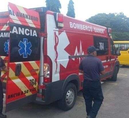 Ambulancia de los bomberos trasladaron al hospital a algunos de los estudiantes afectados.