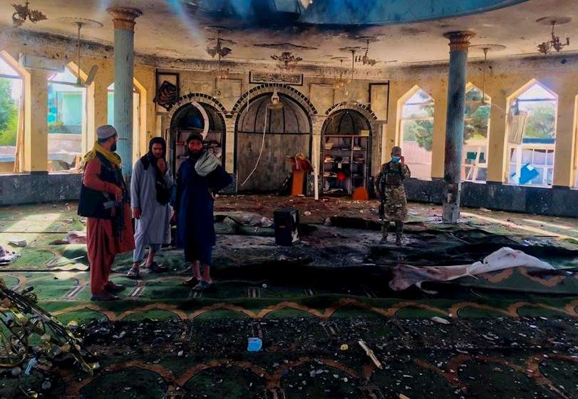 Talibanes inspeccionan el interior de la mezquita chií de Sayed-Abad, donde al menos ochenta personas murieron y unas cien resultaron heridas en un atentado. EFe