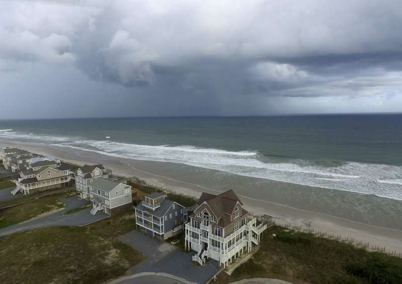 Un frente de tormenta pasa hogares en North Topsail Beach, Carolina del Norte, antes de que el huracán Florence avance hacia la costa este.  /  AP