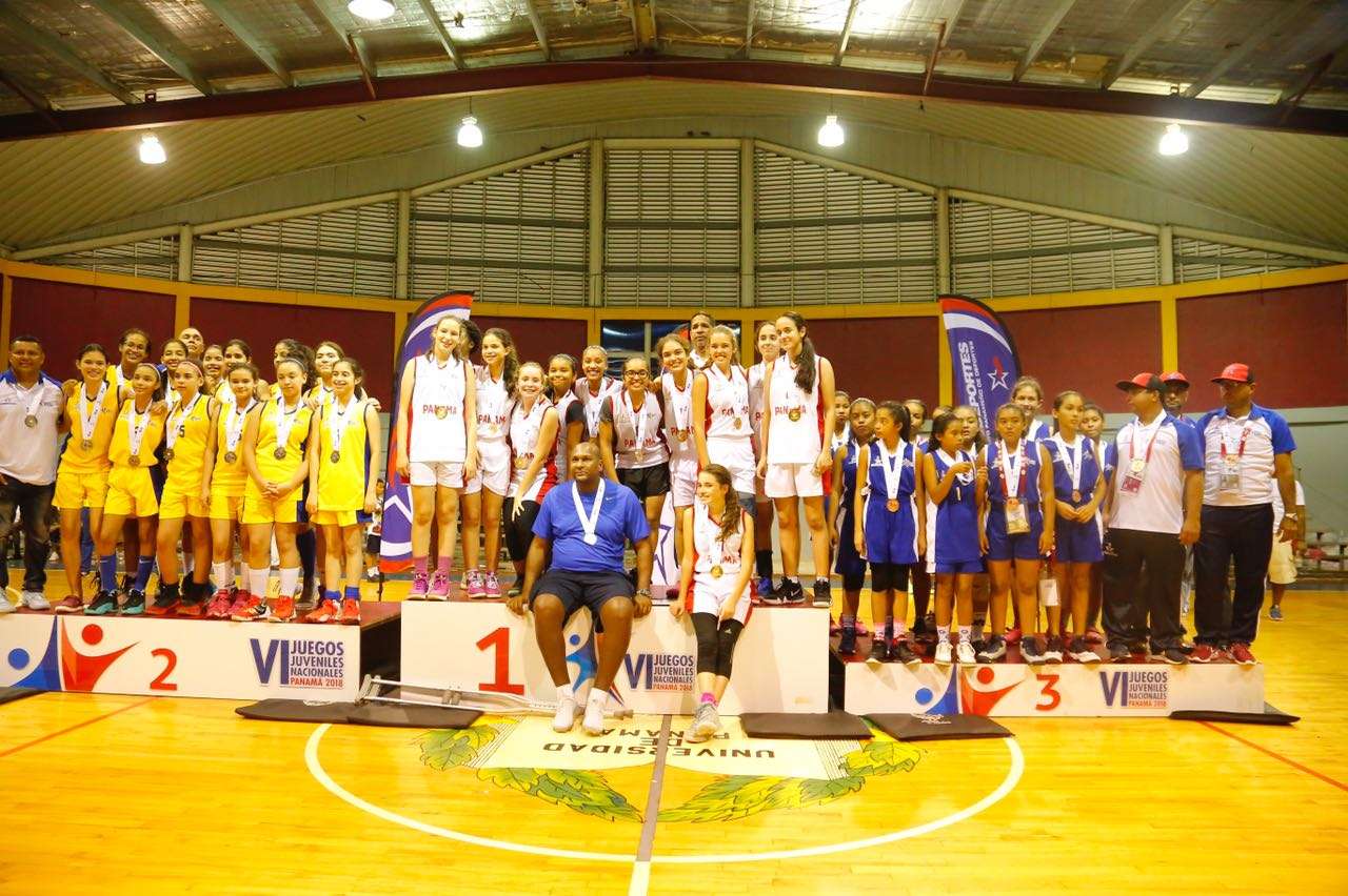 Ganadores posan en el podio de los Juegos Juveniles Nacionales. Foto: Pandeportes