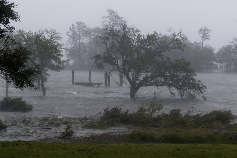 Los vientos y mareas de tormenta del huracán Florence golpean a Swansboro, Carolina del Norte, el viernes 14 de septiembre de 2018. AP 