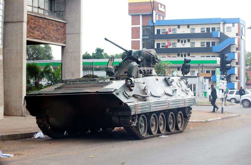 Un vehículo armado militar permanece estacionado en una calle de Harare, la capital de Zimbabue, este 16 de noviembre. EFE