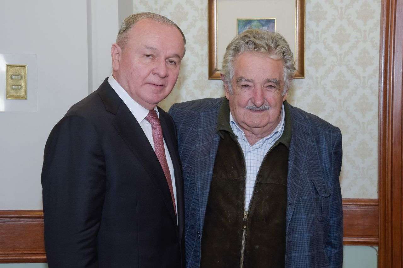 El diputado Elías Castillo, presidente del PARLATINO, junto al expresidente del Uruguay, José “Pepe” Mujica, en visita oficial realizada al país sudamericano.