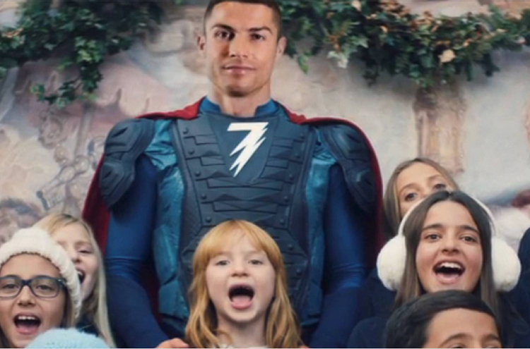 En el comercial, CR7 aparece vestido de superhéroe. Foto: Internet