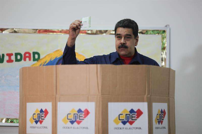 Fotografía cedida por prensa de Miraflores donde se observa al presidente de Venezuela, Nicolás Maduro, quien participa en las elecciones municipales  en Caracas (Venezuela). EFE