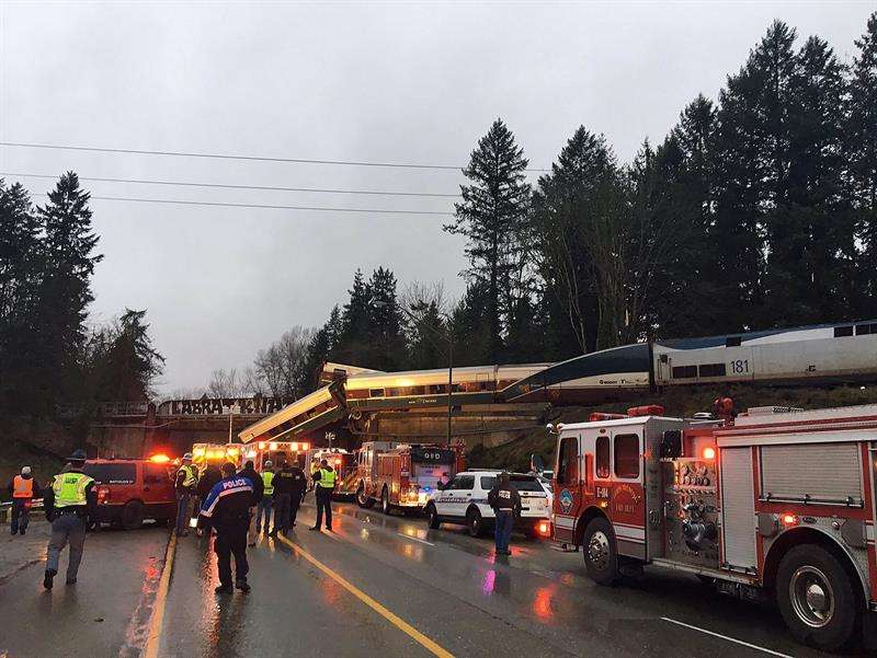 El tren Amtrack 501 tras descarrilar y caer sobre la autopista interestatal 5 cerca de Olympia, en el estado de Washington, Estados Unidos. /  Foto: EFE