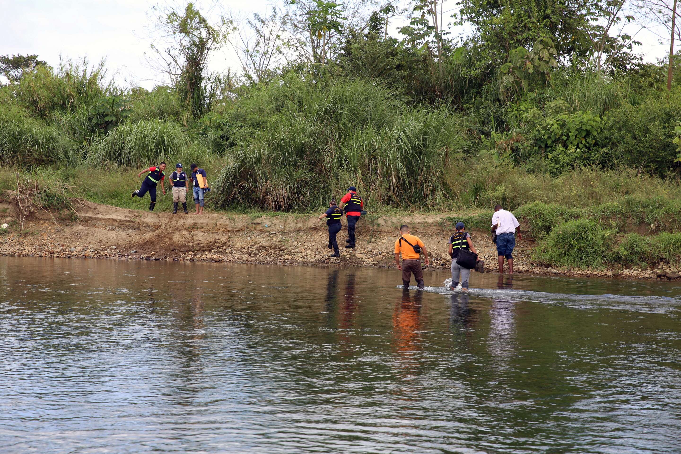 El cuerpo fue ubicado en la orilla del río Pacora, en Panamá Este. /  Foto: Edwards Santos