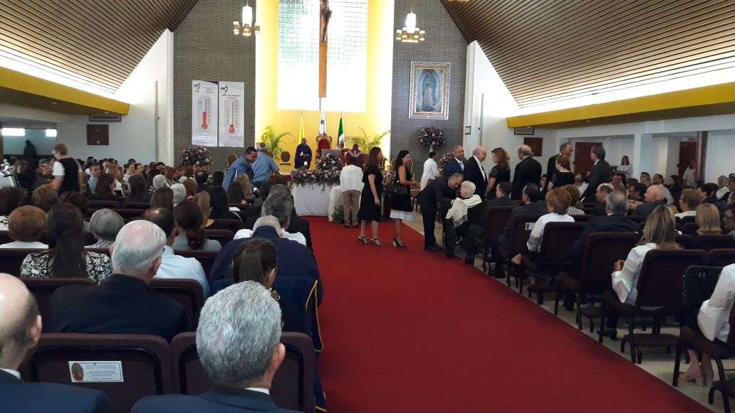 La iglesia estaba repleta de familiares, amigos y conocidos que se dieron cita para despedirlo. /  Foto: Yorlenne Morales