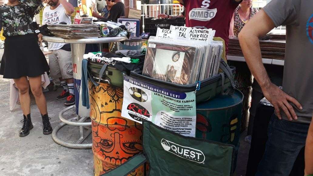 En este mercado podrás encontrar discos viejos y nuevos abarcando géneros como: rock, house, disco, funk, reggae, entre otros. / Foto: Yorlenne Morales