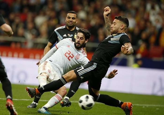 El centrocampista de la selección española Isco (d) chuta para marcar el sexto gol ante ante Argentina, durante el partido amistoso disputado en el Estadio Wanda Metropolitano, en Madrid. EFE/Mariscal