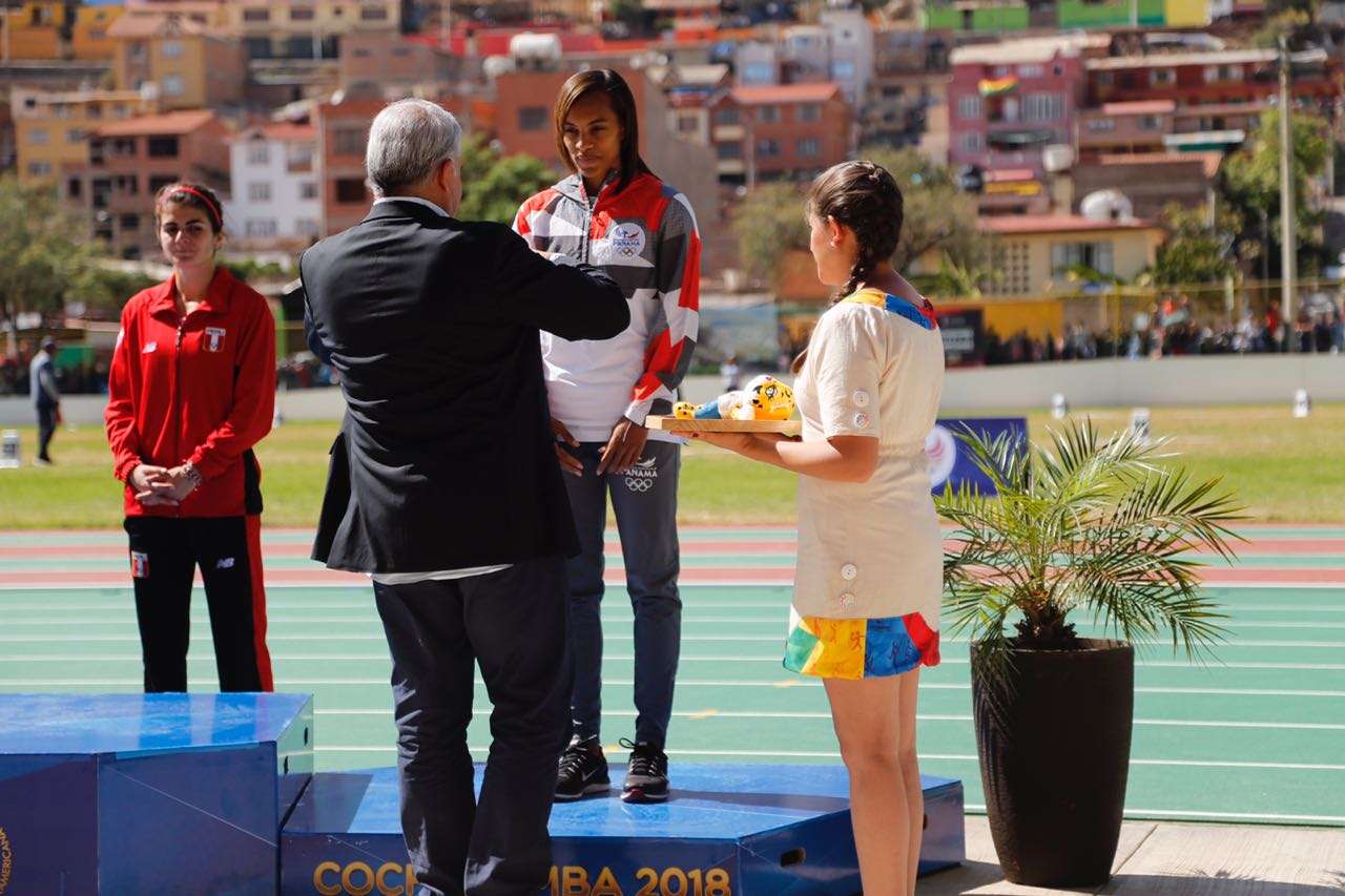Momento en que le colocan la medalla de bronce a Nathalee Aranda (centro). Foto: Comité Olímpico de Panamá 