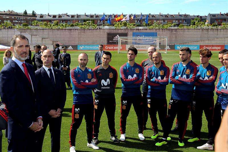 El Rey Felipe VI ha visitado hoy a la plantilla de la selección nacional de fútbol en la Residencia de la Ciudad del Fútbol, antes de que esta viaje a Rusia para disputar el Mundial. Foto EFE