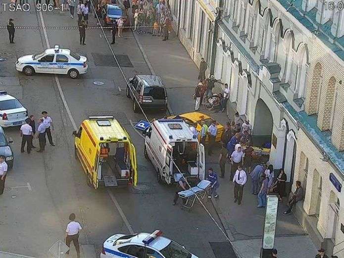 Un taxi se desvió hacia una acera cerca de la Plaza Roja y atropelló a los peatones. Foto AP