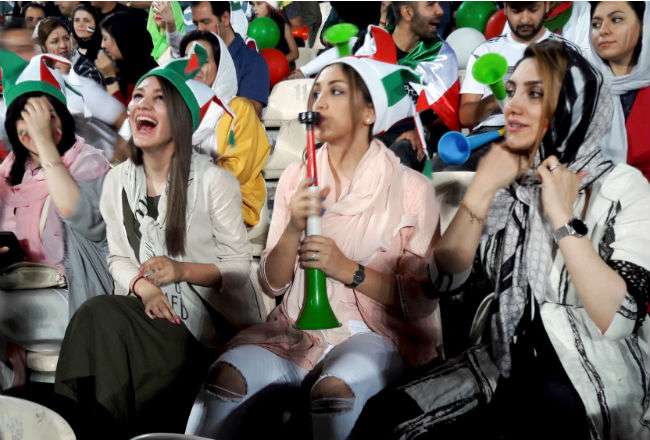 Las mujeres iraníes disfrutaron de ver un partido de fútbol. Foto: EFE