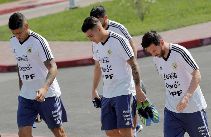 Lionel Messi (dcha.), Cristian Pavón (c) y Marco Rojo llegan al entrenamiento que el equipo albiceleste ha realizado hoy en Bronnitsy. Foto EFE