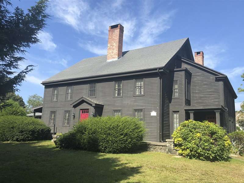 En esta foto del 17 de septiembre de 2018, proporcionada por J Barrett &amp; Company, una casa en Peabody, Massachusetts, construida en 1638 que fue el hogar de John Proctor, víctima de los juicios de brujas de Salem, se muestra.  AP