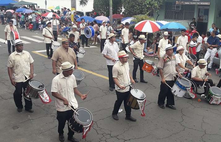 Bandas independiente deciden no culminar el desfile. Foto: Mayra Madrid