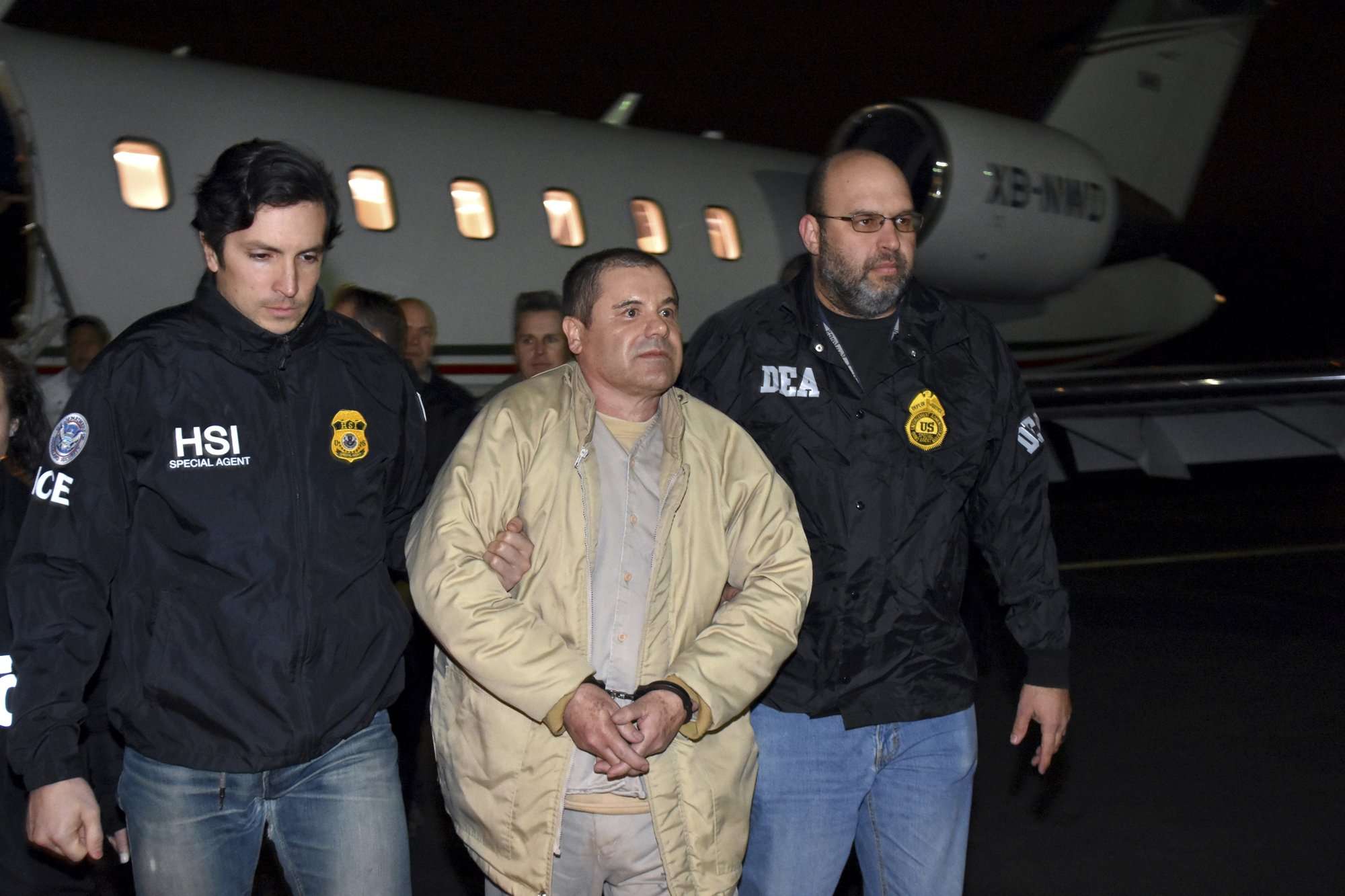 Foto de archivo del 19 de enero de 2017, la policía de EE. UU. Escoltó a Joaquín &quot;El Chapo&quot; Guzmán, en el centro, desde un avión a una caravana de SUV en el aeropuerto Long Island MacArthur, en Ronkonkoma, Nueva York. AP