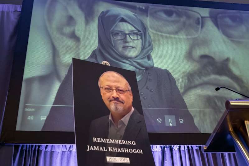 Imagen de video de Hatice Cengiz, prometida del fallecido periodista saudita Jamal Khashoggi, durante un evento para recordar a Khashoggi. AP