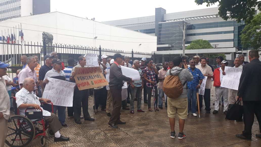 Con pancartas en mano y gritando consignas, los protestan se manifestaron de forma pacífica en las inmediaciones de la Asamblea.  Foto: Yorlenne Morales